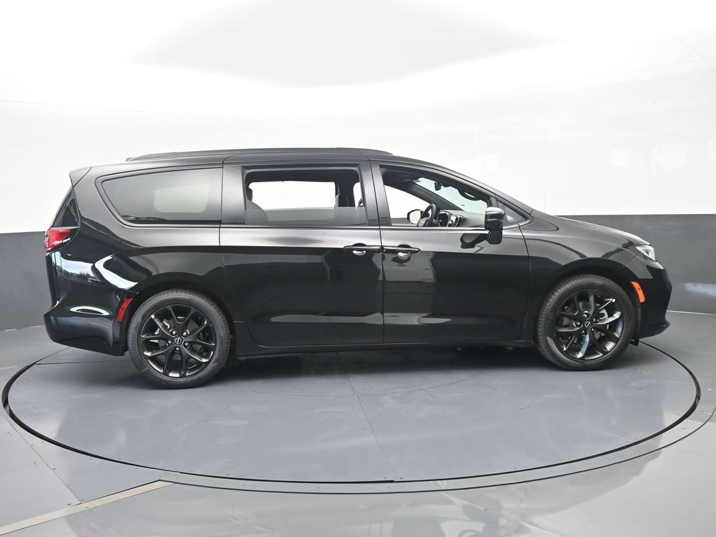 New 2026 Chrysler Pacifica Select w/ S Appearance Package FWD image 7