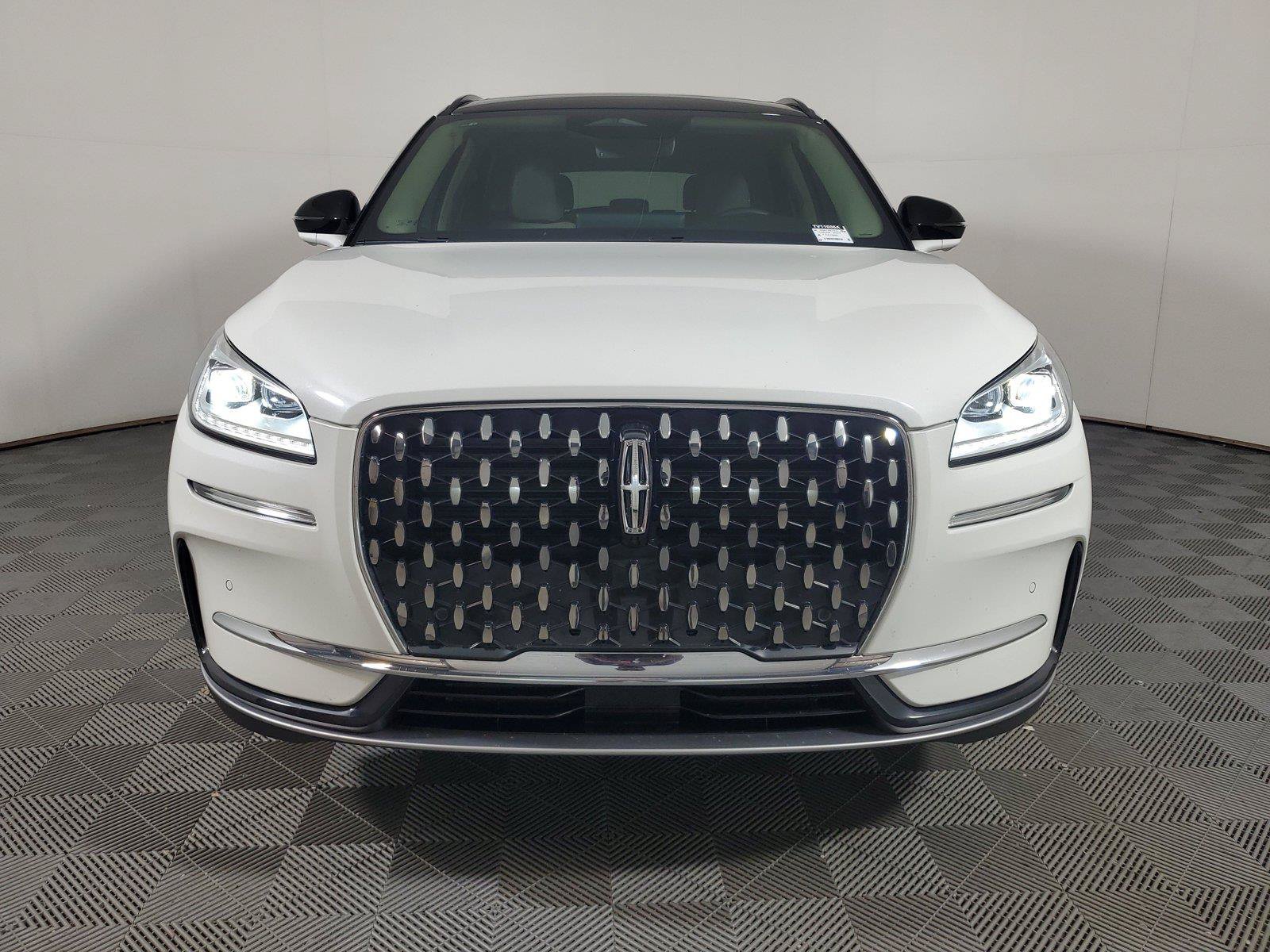 Used 2026 Lincoln Corsair Reserve w/ Rear Removable Package Tray FWD image 2