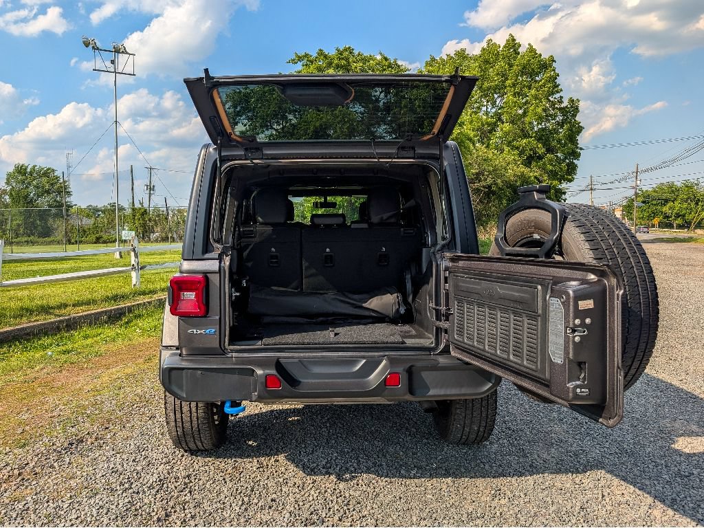 Used 2023 Jeep Wrangler Unlimited Sahara w/ Cold Weather Group AWD/4WD image 7
