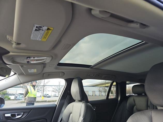 Used 2025 Volvo V60 B5 Cross Country Plus image 7