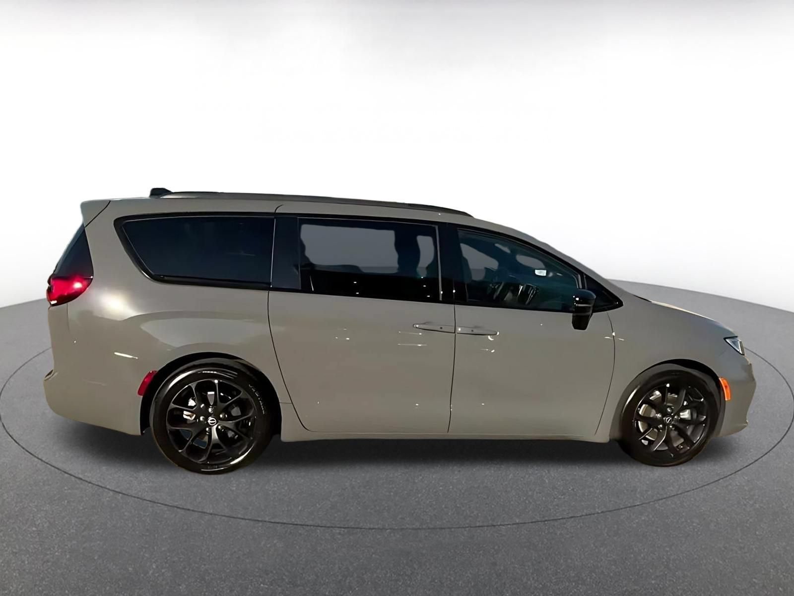 Used 2025 Chrysler Pacifica Limited FWD image 14
