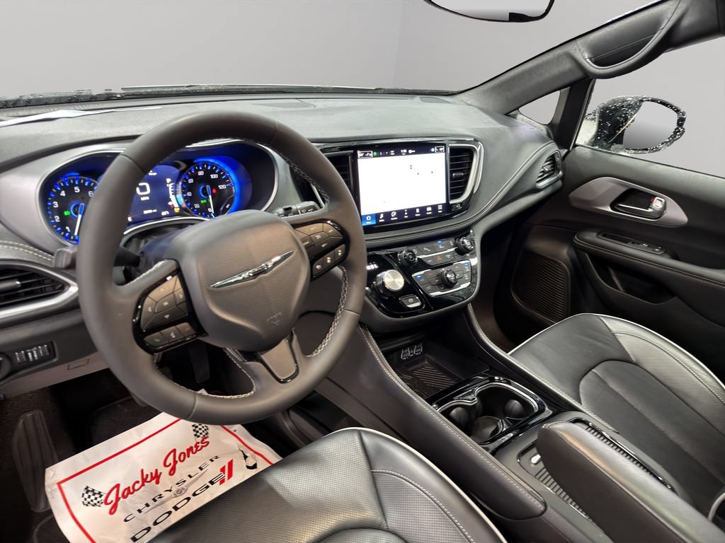 Used 2025 Chrysler Pacifica Limited FWD image 5