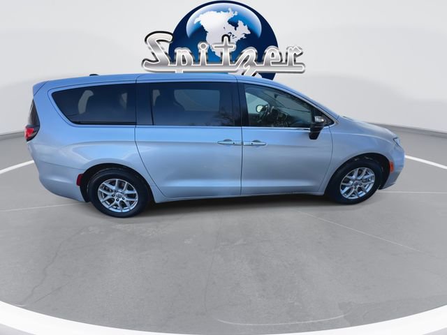 Used 2024 Chrysler Pacifica Touring-L image 10