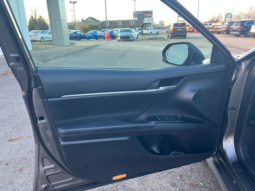 Used 2018 Toyota Camry LE image 11
