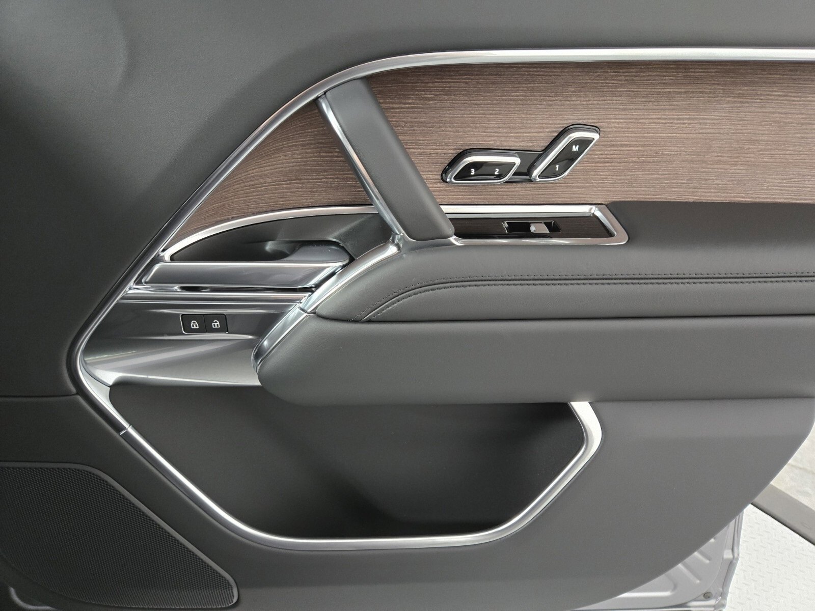 New 2025 Land Rover Range Rover Long Wheelbase SE image 18