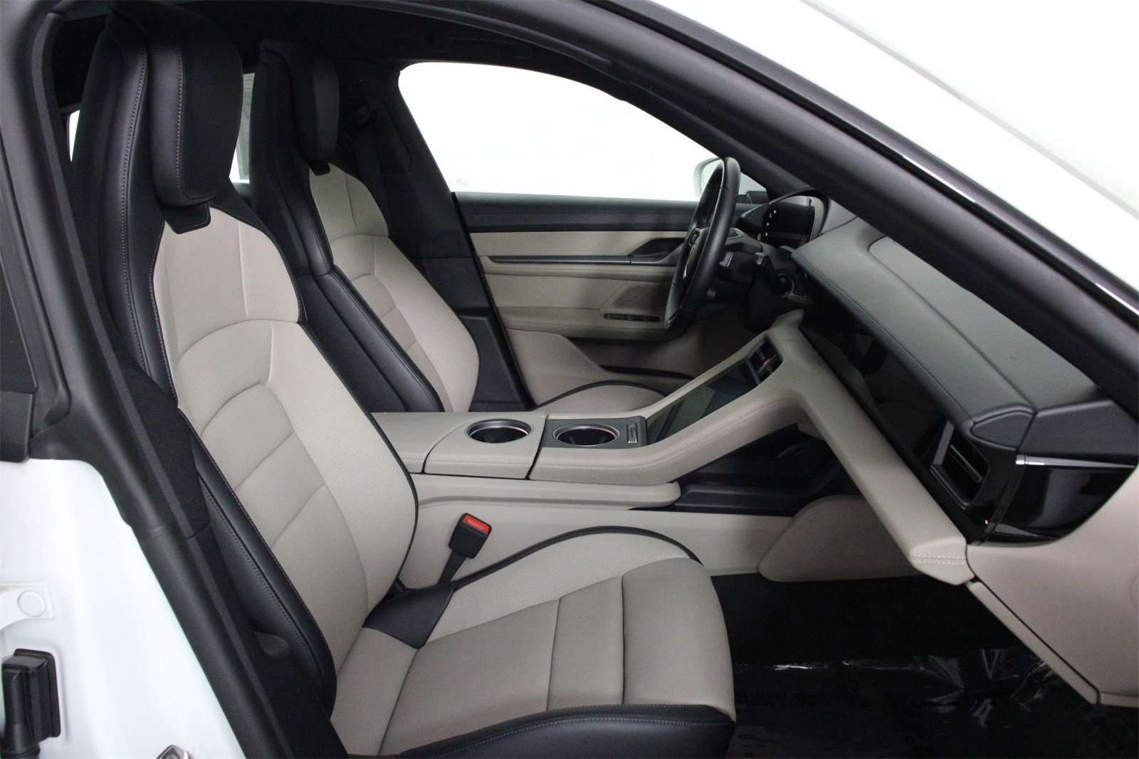 Used 2025 Porsche Taycan image 29