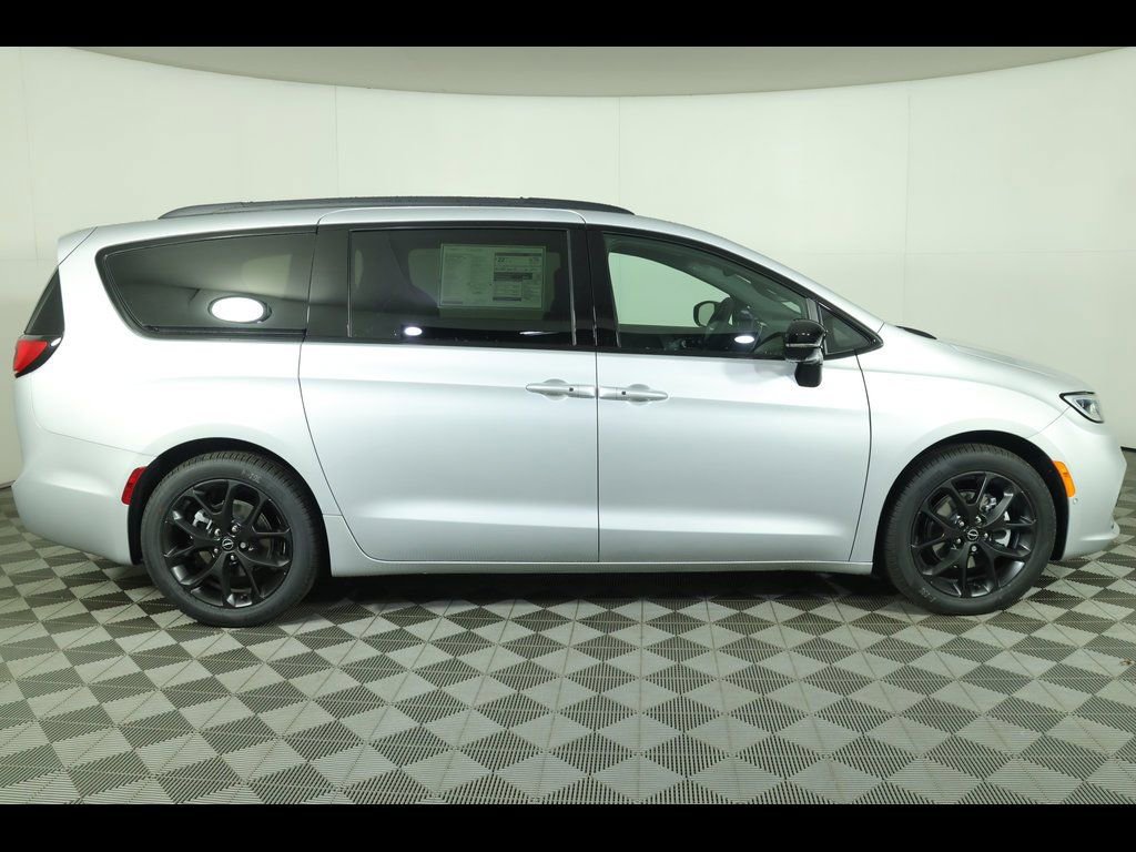 New 2026 Chrysler Pacifica Limited w/ S Appearance Package image 17