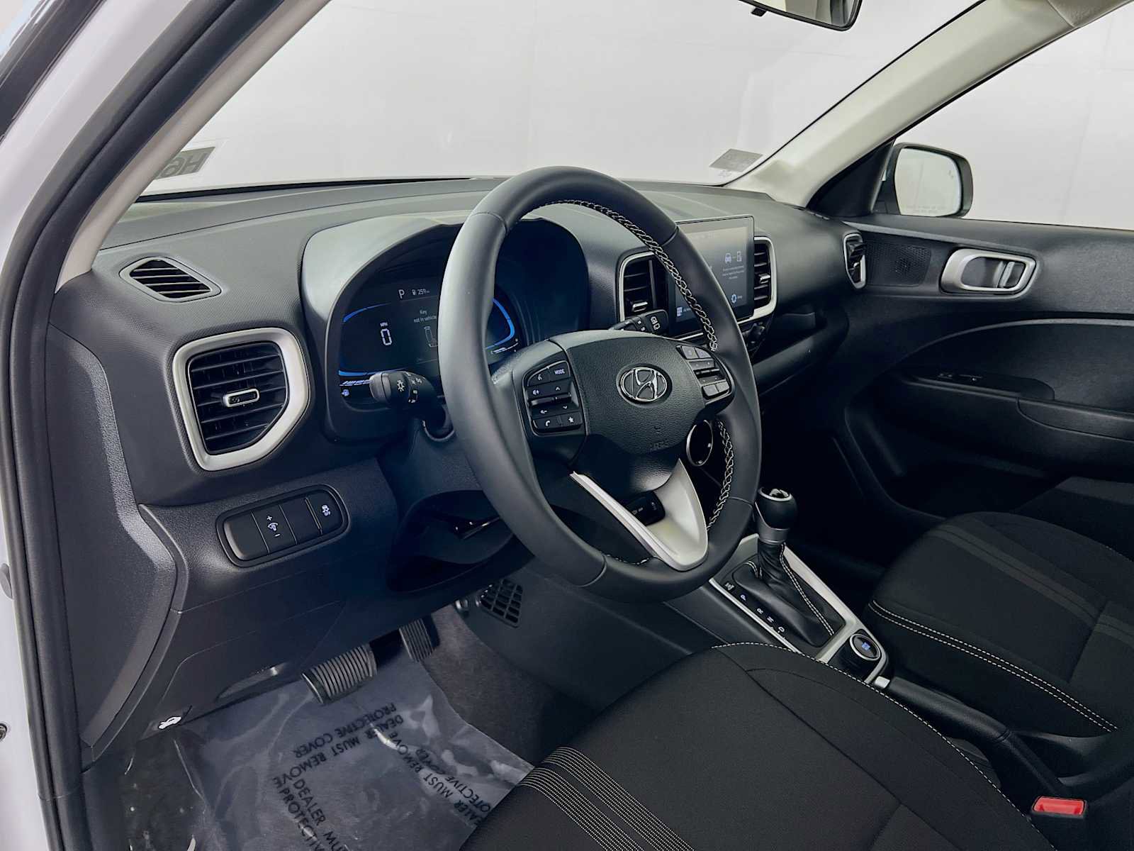 Certified 2025 Hyundai Venue SEL FWD image 9