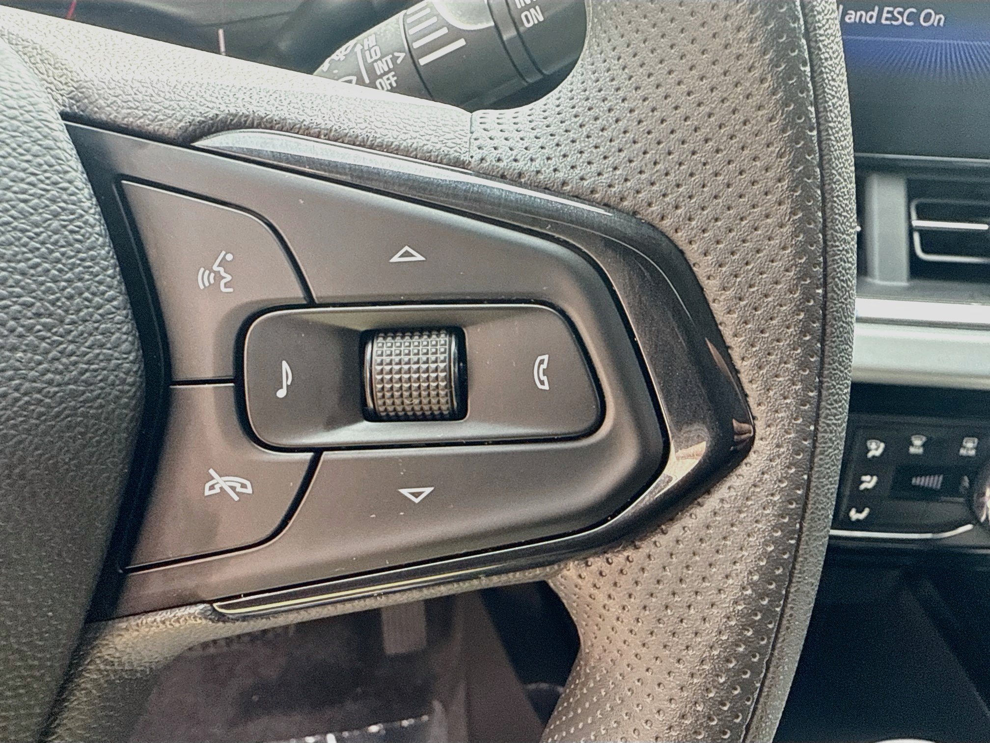 Used 2025 Chevrolet Trax LT FWD image 36