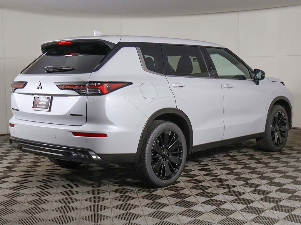 New 2026 Mitsubishi Outlander LE FWD image 9