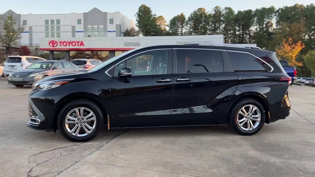 Used 2022 Toyota Sienna Platinum AWD/4WD image 3
