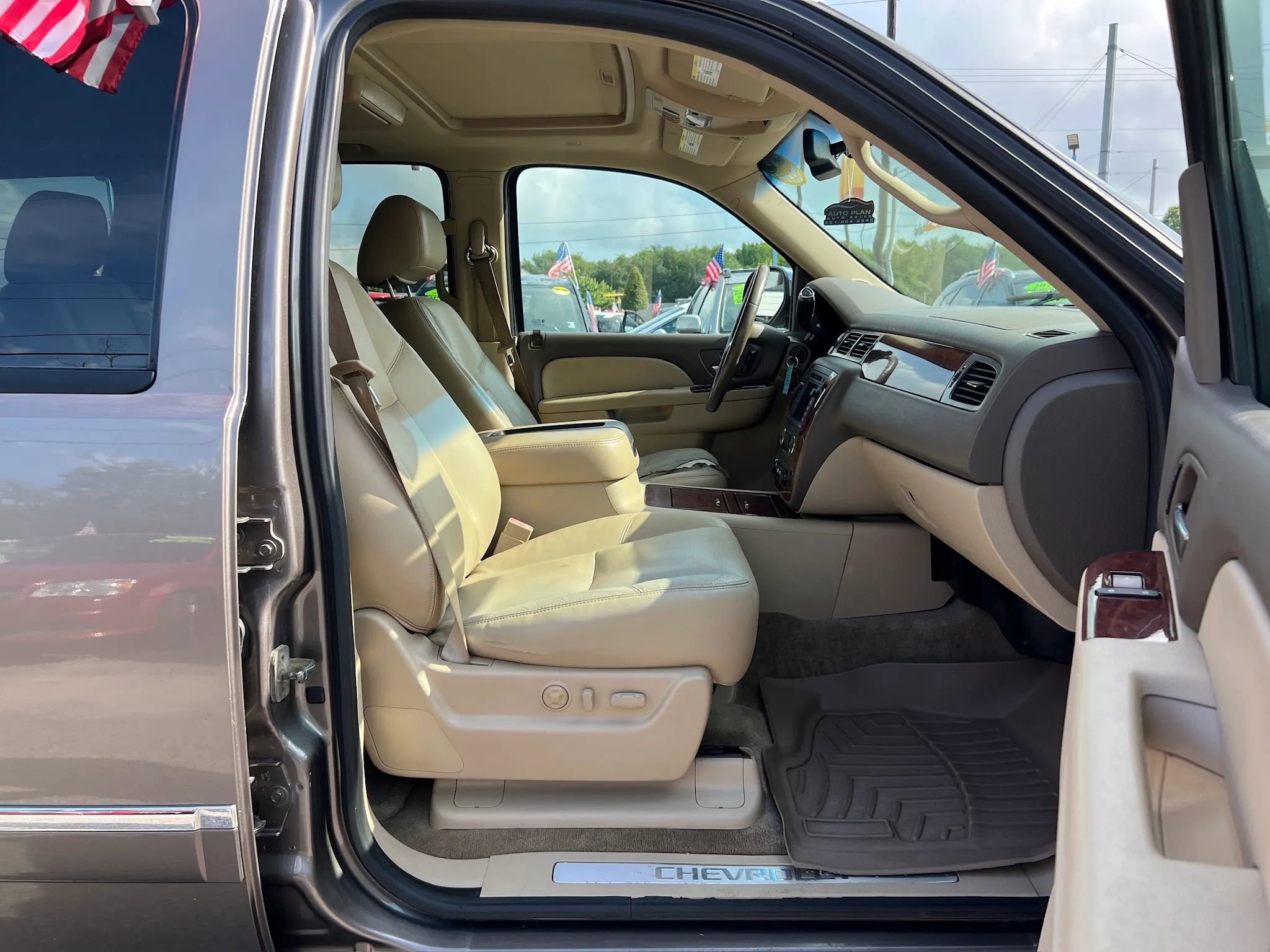 Used 2011 Chevrolet Tahoe LTZ AWD/4WD image 13