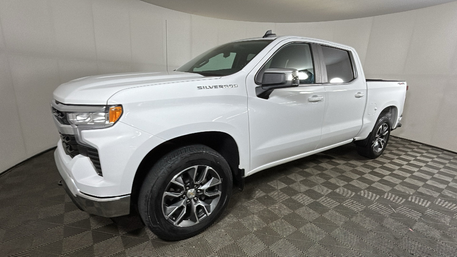 Used 2024 Chevrolet Silverado 1500 LT AWD/4WD image 7