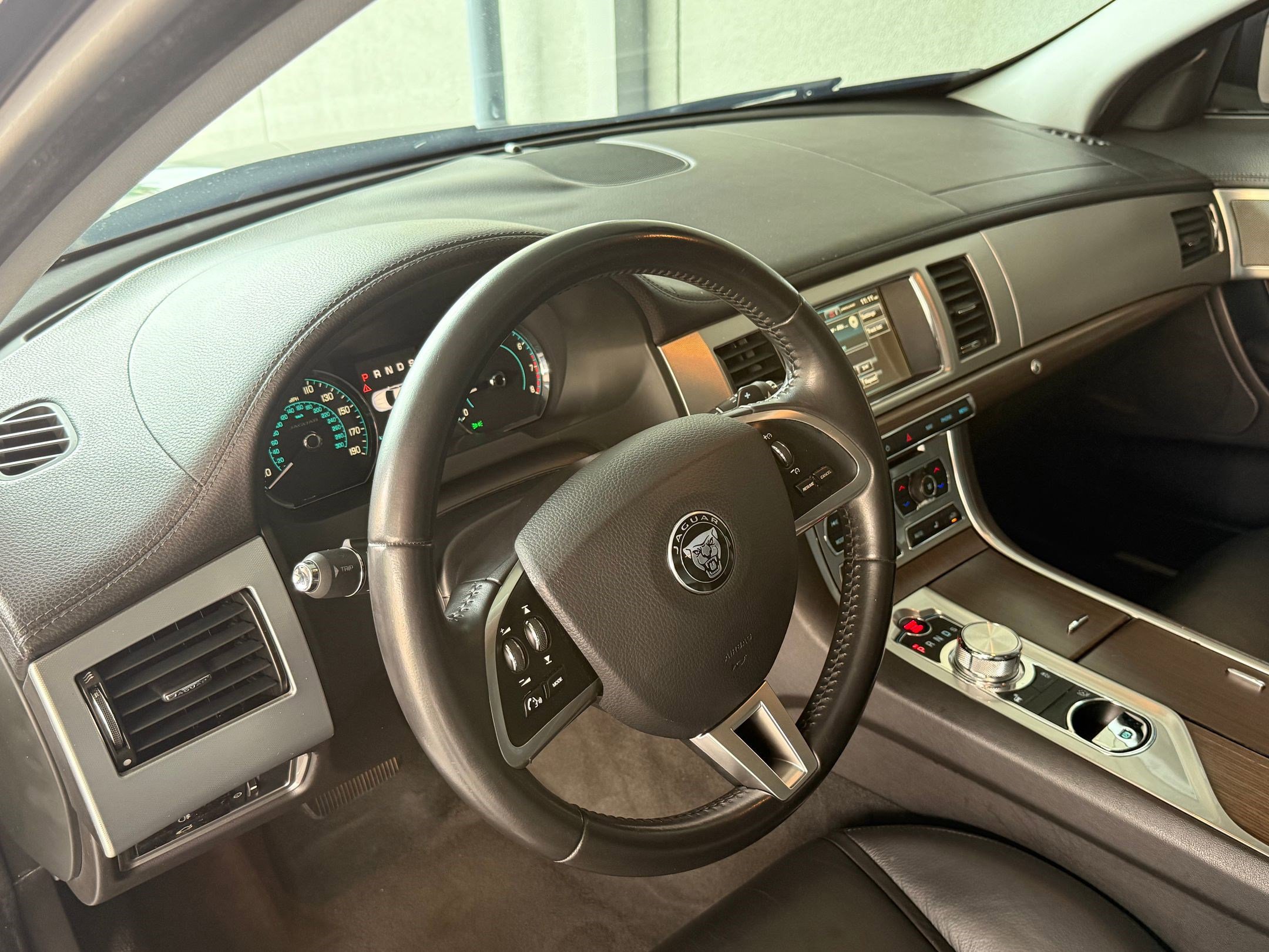 Used 2014 Jaguar XF RWD image 4