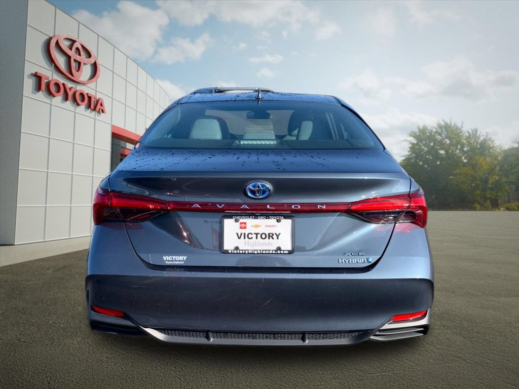 Used 2021 Toyota Avalon XLE w/ Moonroof Package FWD image 4