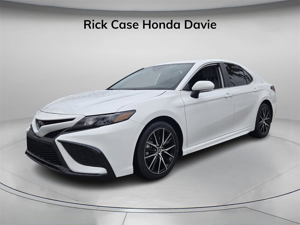 Used 2024 Toyota Camry SE image 8