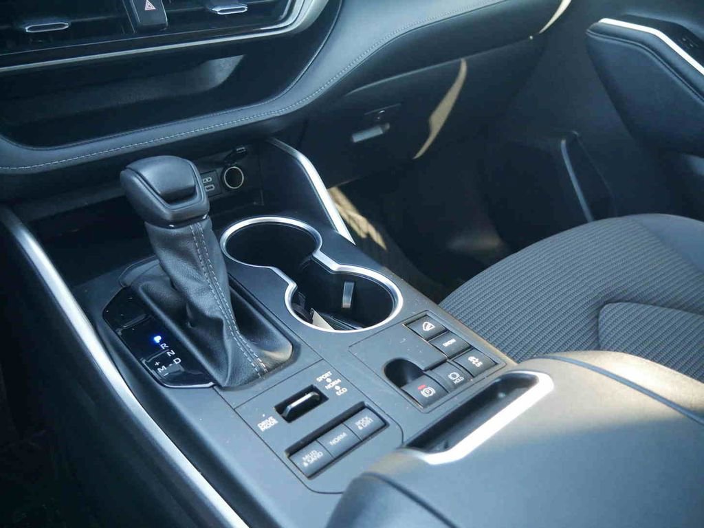 Used 2024 Toyota Highlander LE image 31