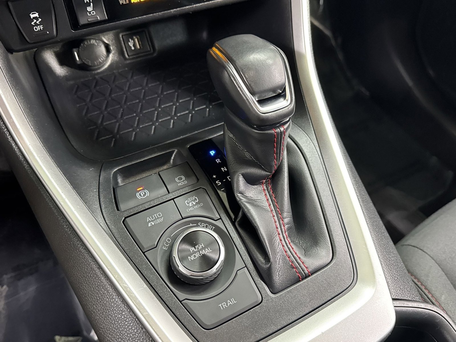 Used 2024 Toyota RAV4 SE image 26