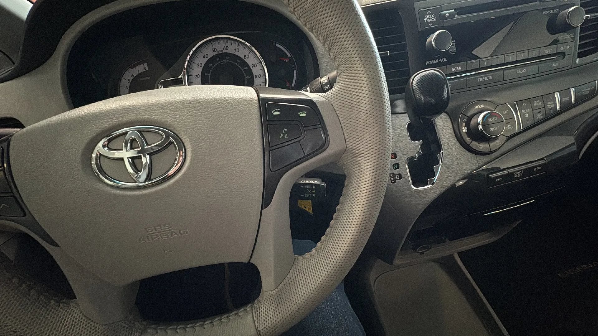 Used 2014 Toyota Sienna SE FWD image 42
