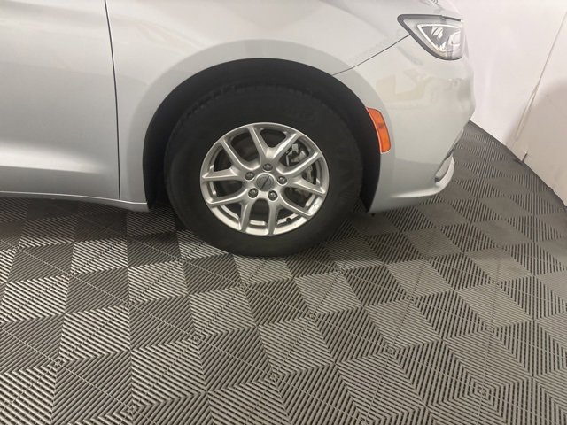 Certified 2024 Chrysler Pacifica Touring-L image 52