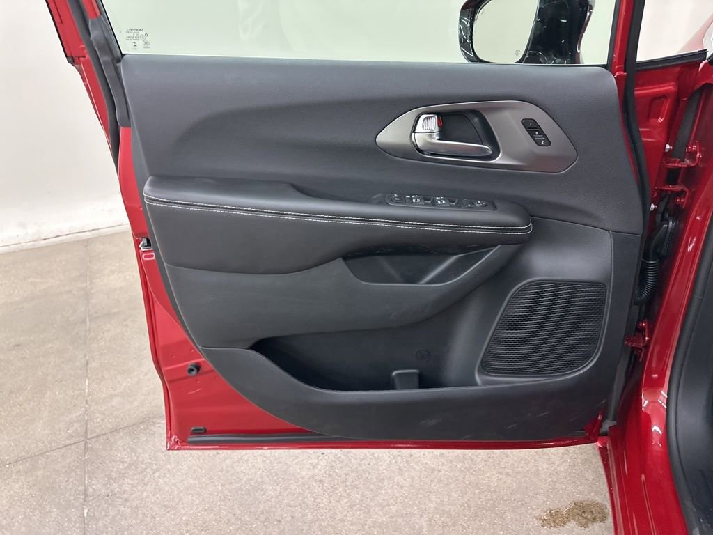 New 2026 Chrysler Pacifica Select image 27