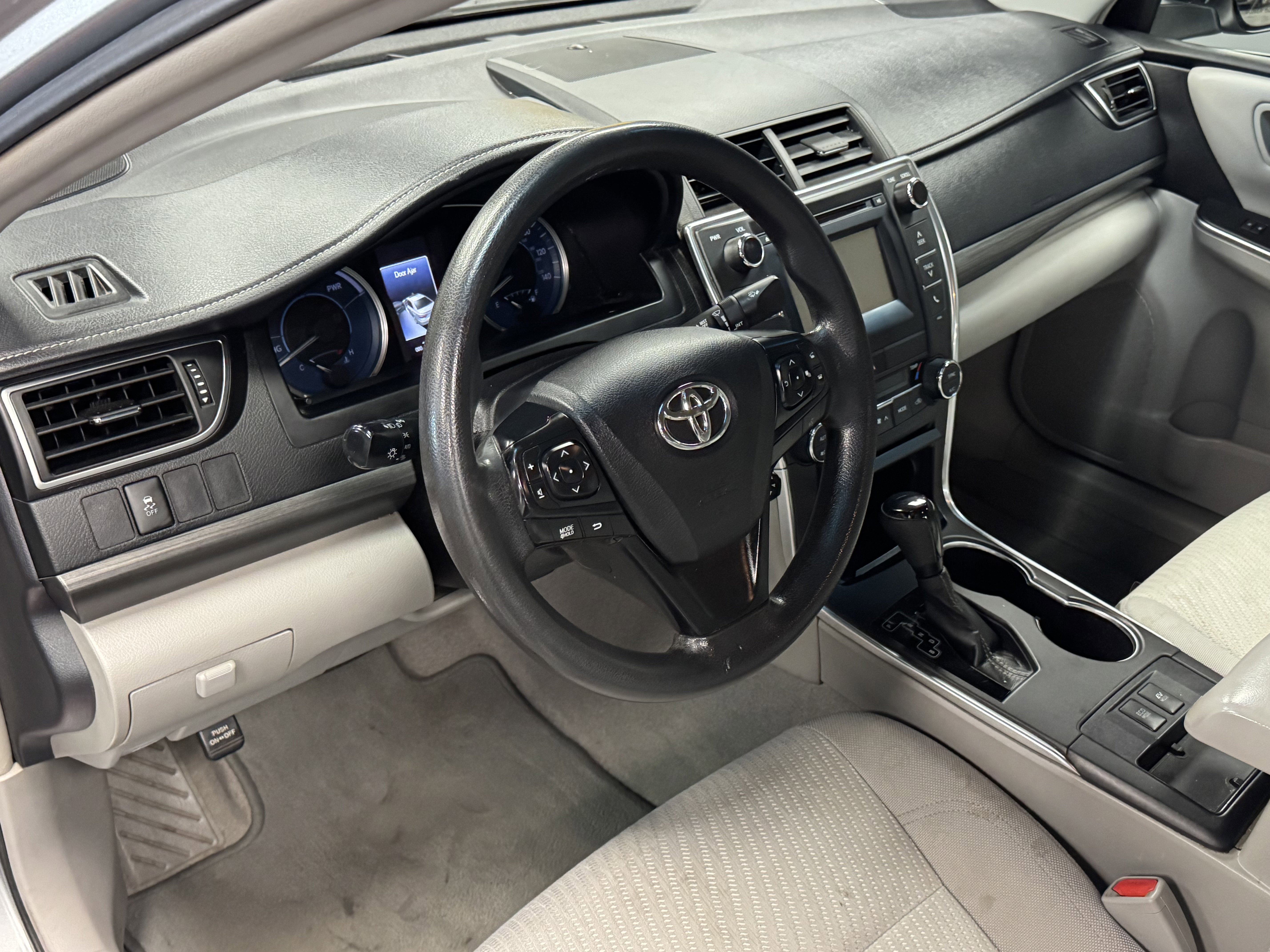 Used 2016 Toyota Camry LE image 10