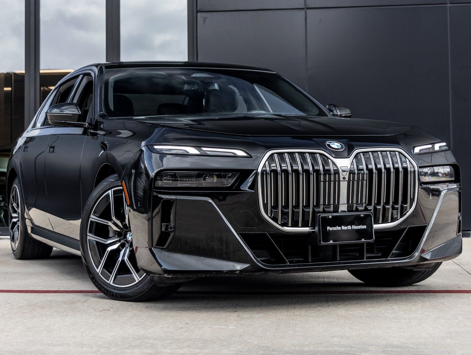 Used 2024 BMW 740i image 2