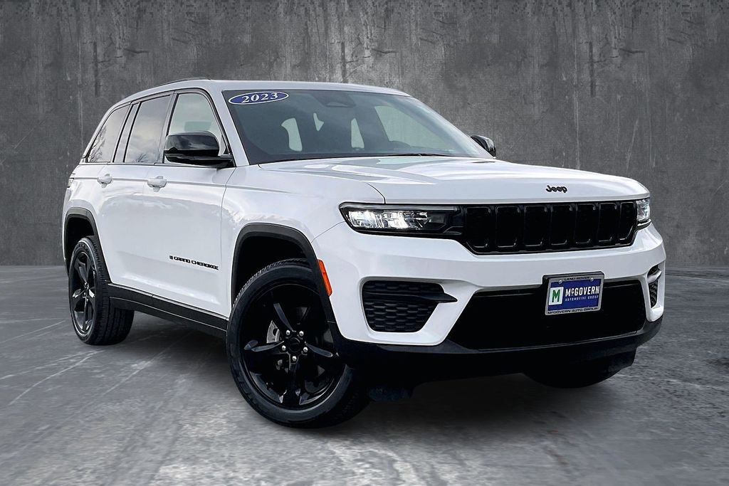 Used 2023 Jeep Grand Cherokee Altitude image 3