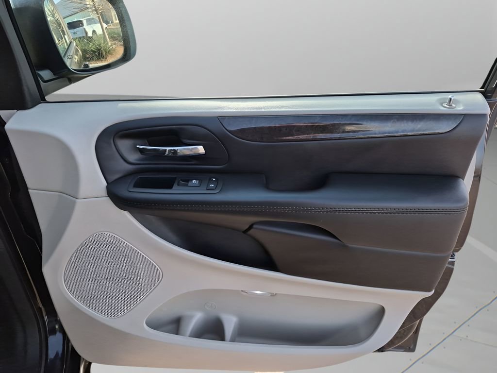Used 2018 Dodge Grand Caravan SE w/ UConnect Hands-Free Group image 13