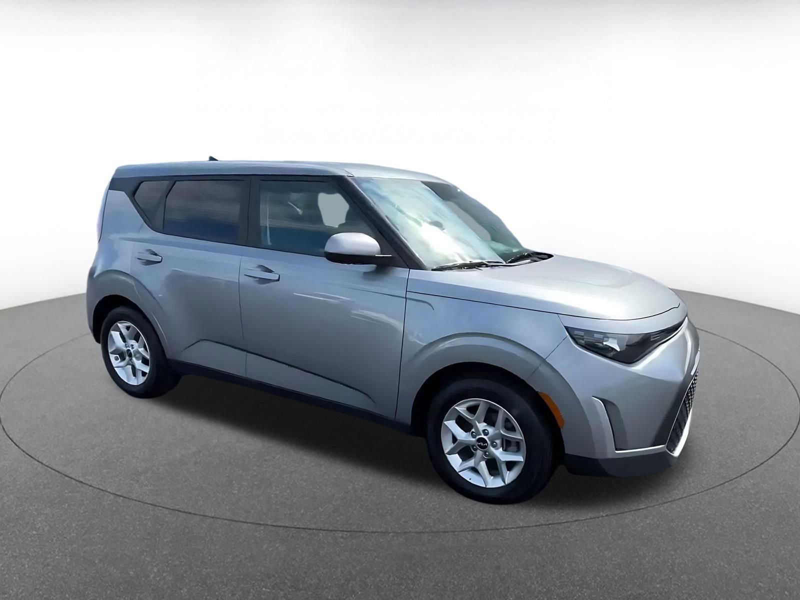 Used 2025 Kia Soul LX w/ LX Technology Package FWD image 2