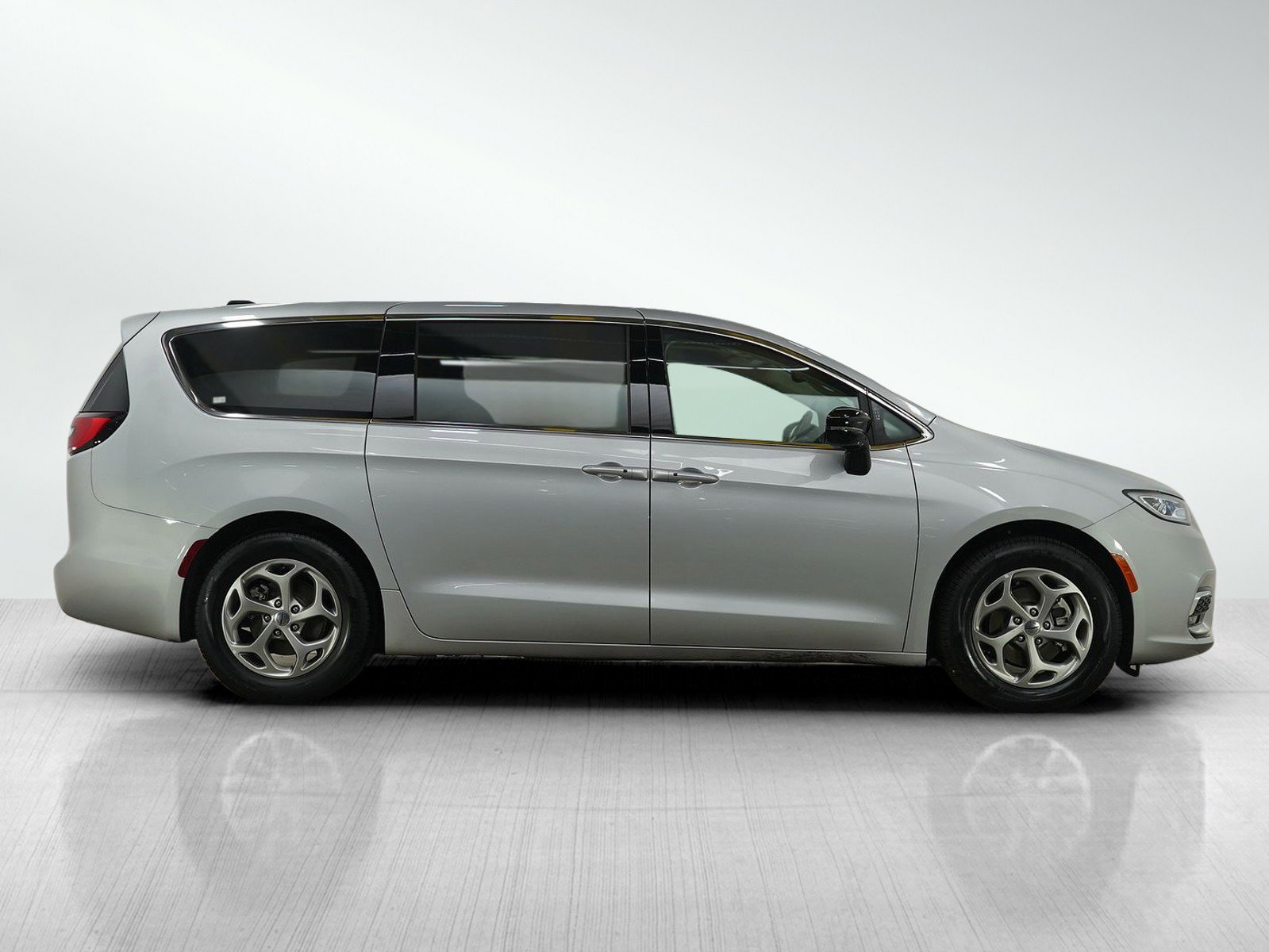 Used 2024 Chrysler Pacifica Limited image 7