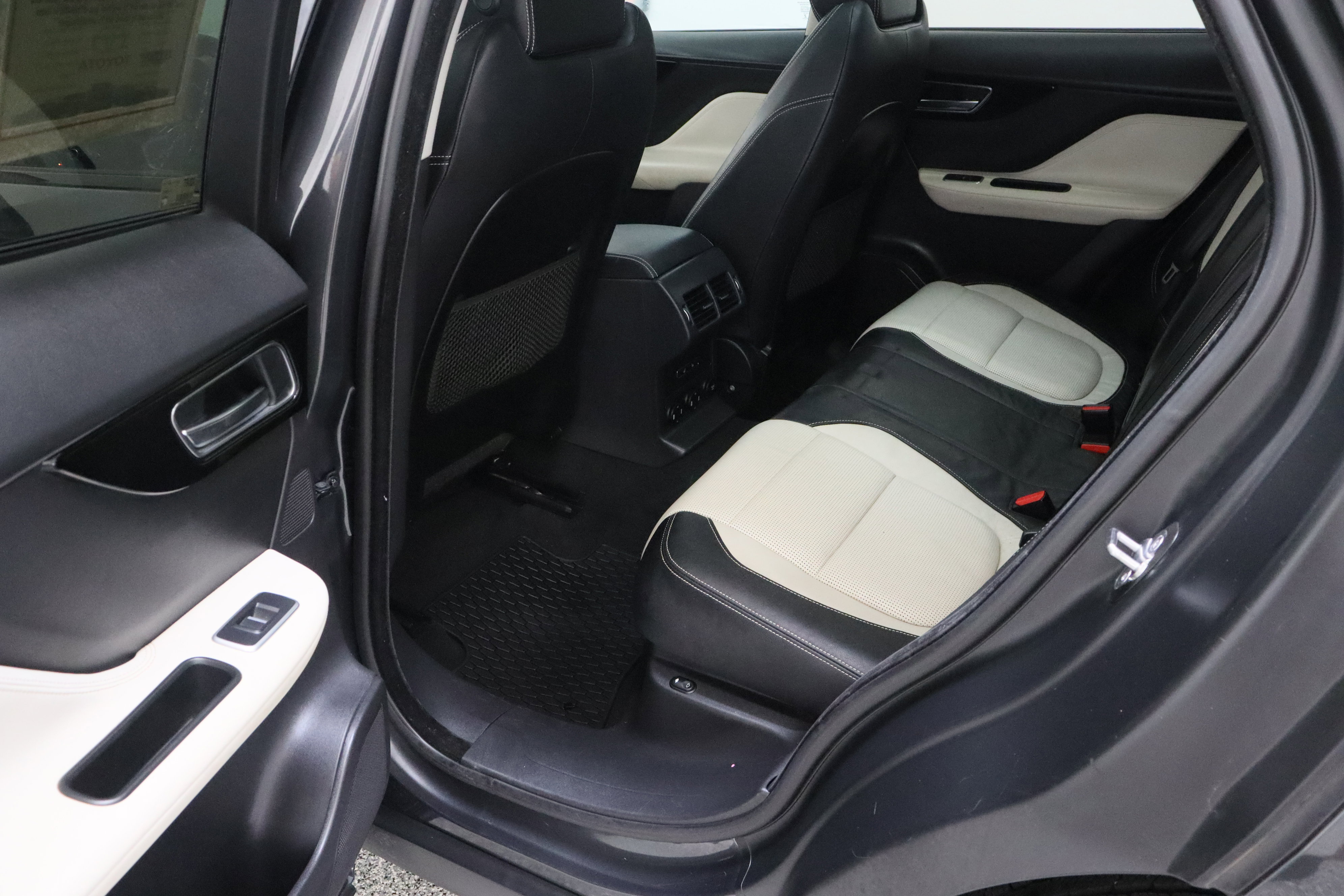 Used 2018 Jaguar F-PACE R-Sport AWD/4WD image 28