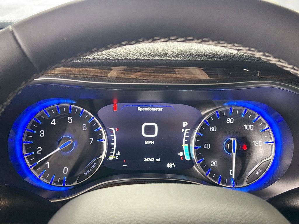 Used 2023 Chrysler Pacifica Limited w/ Uconnect Theater Family Group image 14