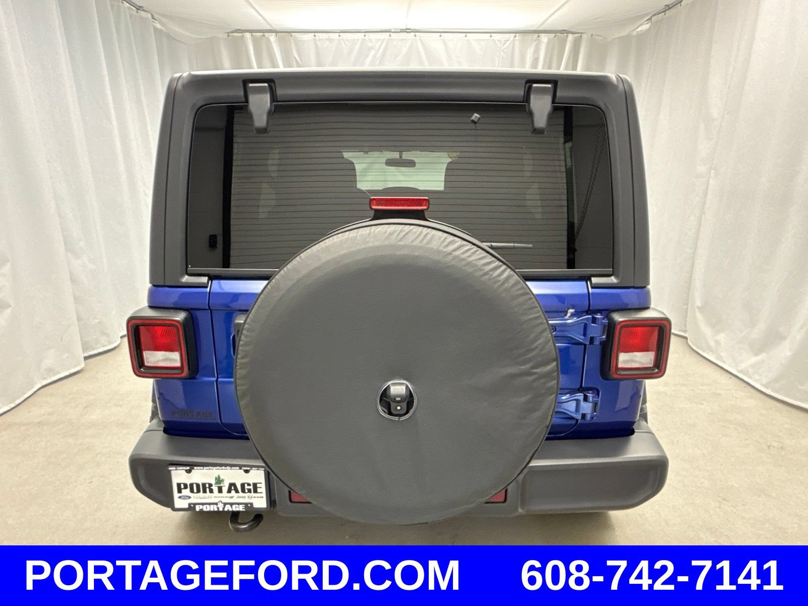 Used 2018 Jeep Wrangler Unlimited Sahara w/ Cold Weather Group AWD/4WD image 3