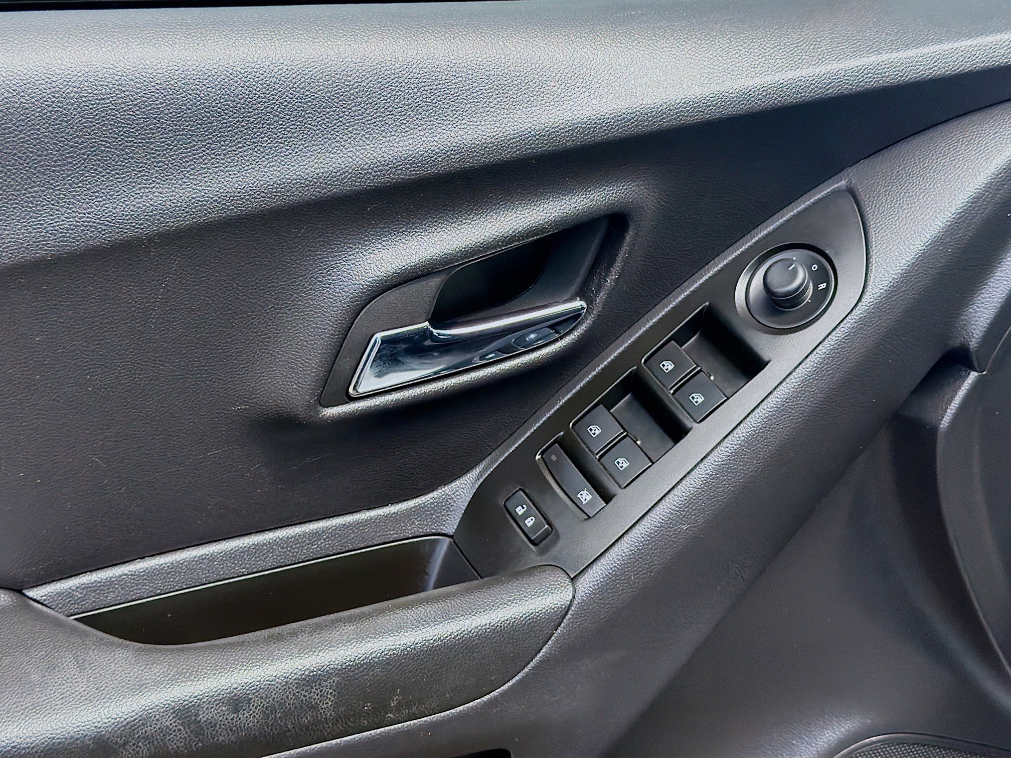 Used 2022 Chevrolet Trax LT w/ LT Convenience Package image 16