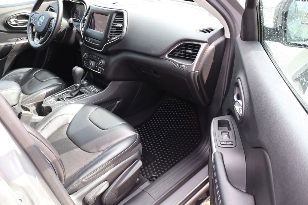 Used 2020 Jeep Cherokee Latitude Plus w/ Cold Weather Group AWD/4WD image 43