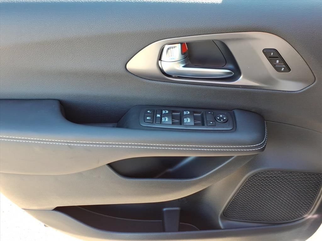 New 2026 Chrysler Pacifica Select w/ S Appearance Package FWD image 16