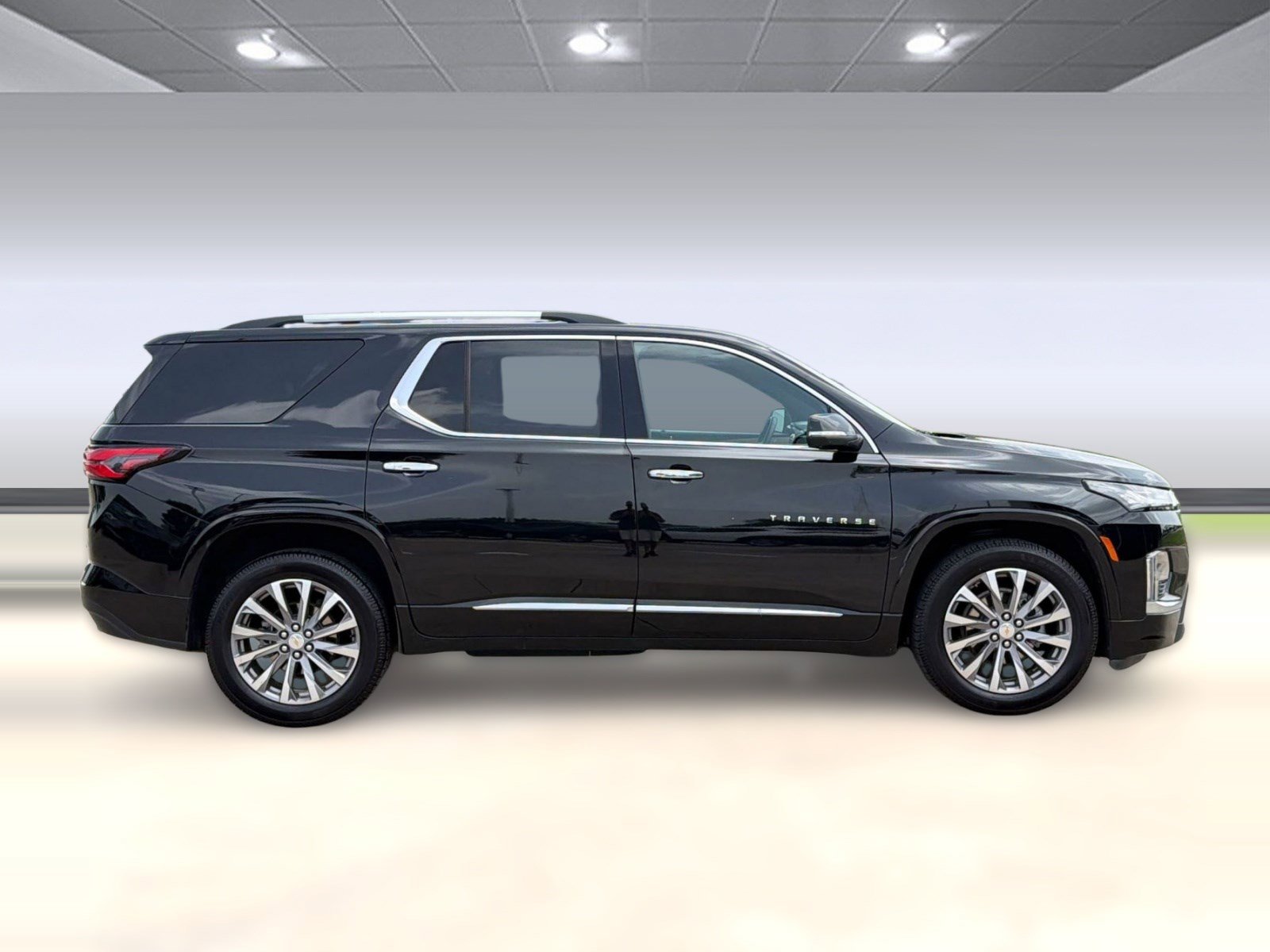 Used 2023 Chevrolet Traverse Premier FWD image 8