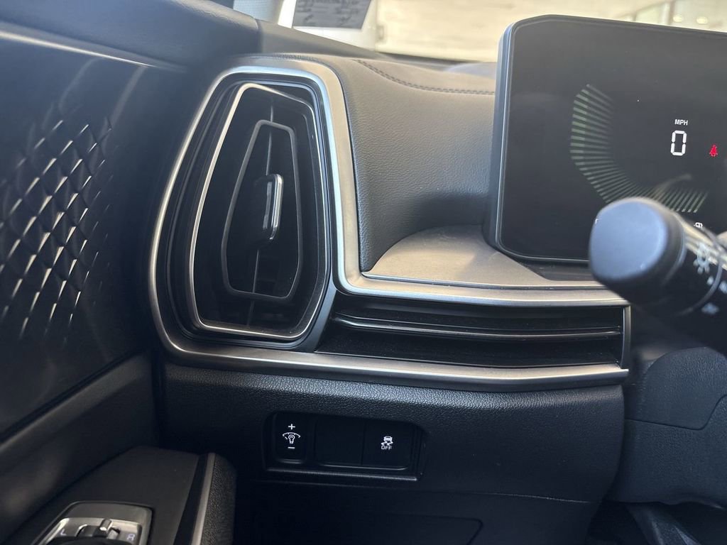 Used 2025 Kia Sorento LX image 17