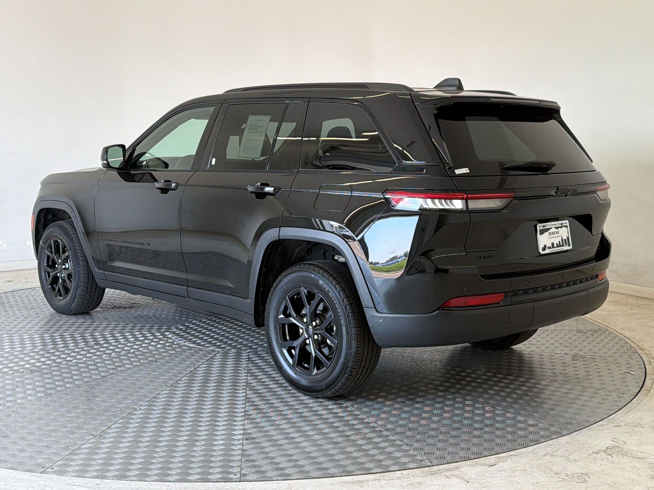 Used 2025 Jeep Grand Cherokee Altitude AWD/4WD image 3