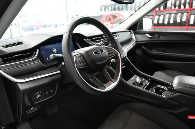 Used 2023 Jeep Grand Cherokee Laredo w/ Luxury Tech Group I AWD/4WD image 22