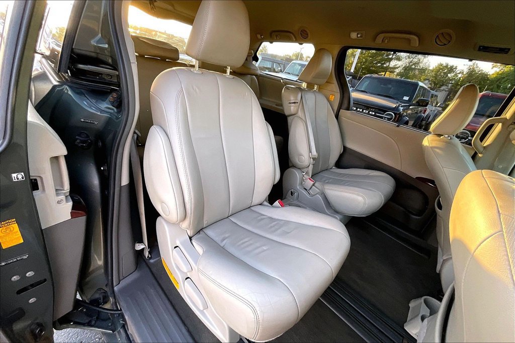 Used 2013 Toyota Sienna XLE FWD image 26