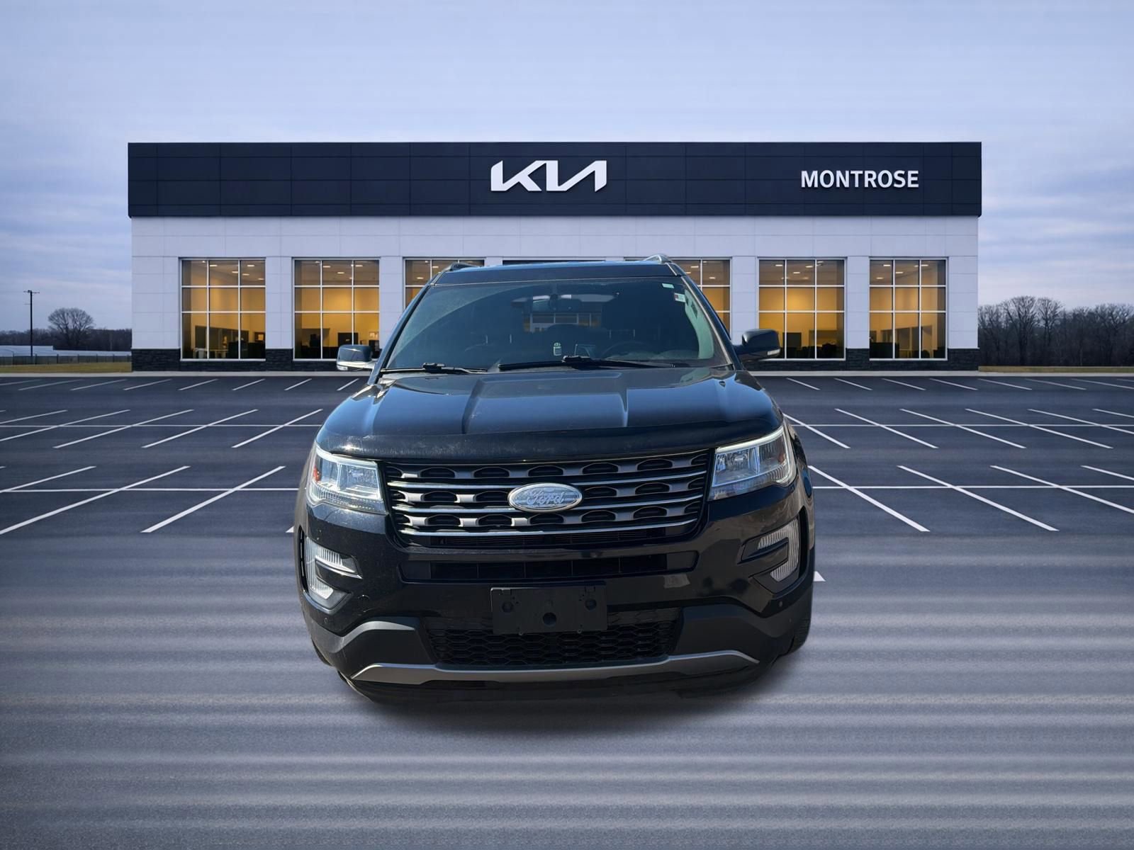 Used 2017 Ford Explorer XLT image 2