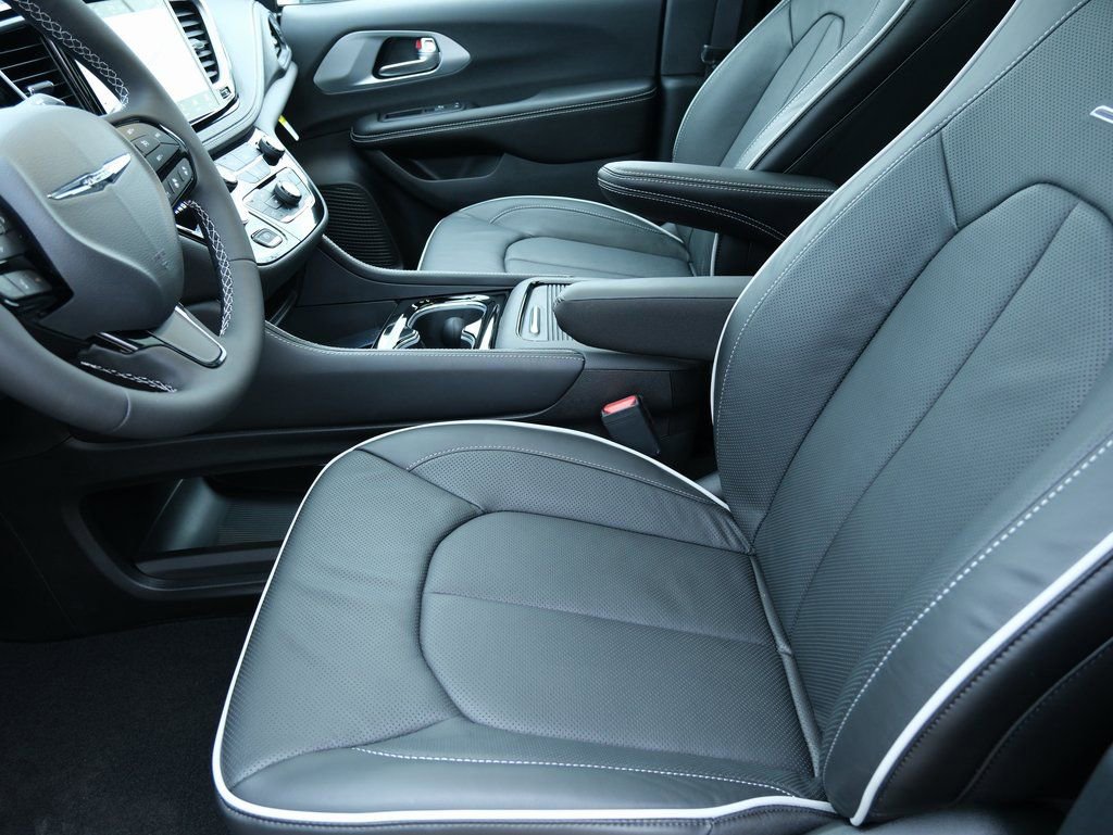 New 2026 Chrysler Pacifica Limited w/ S Appearance Package image 5