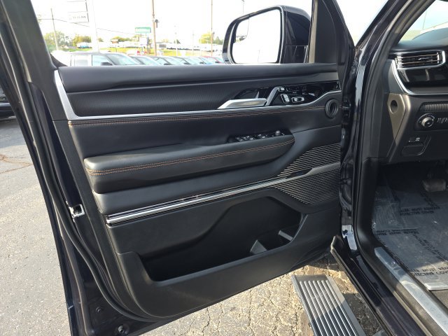 Used 2025 Jeep Grand Wagoneer L Series III w/ Quick Order Packagew 28T AWD/4WD image 11