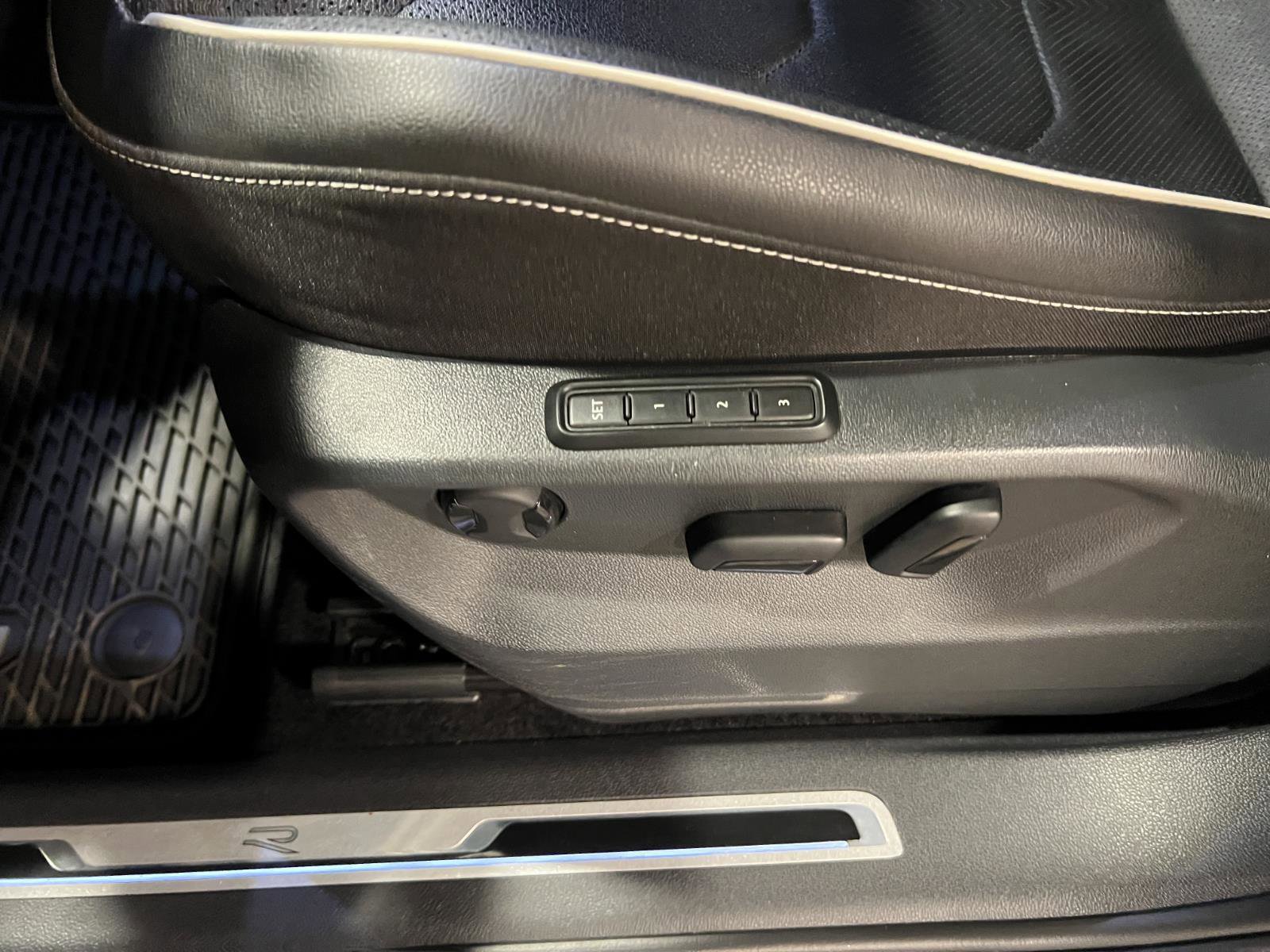 Used 2022 Volkswagen Tiguan SEL R-Line image 24