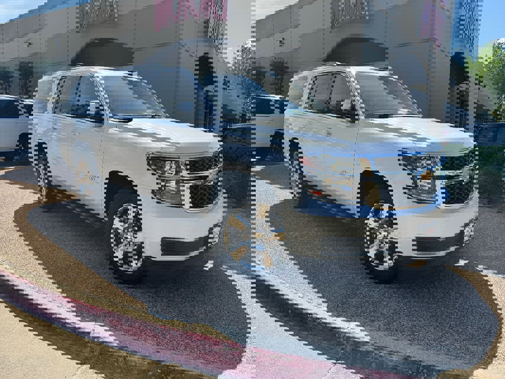 Used 2018 Chevrolet Suburban LT image 1