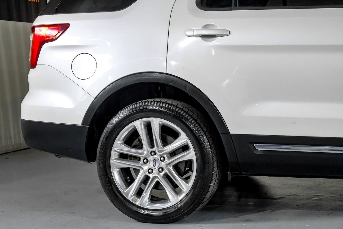 Used 2017 Ford Explorer XLT w/ Equipment Group 202A FWD image 6