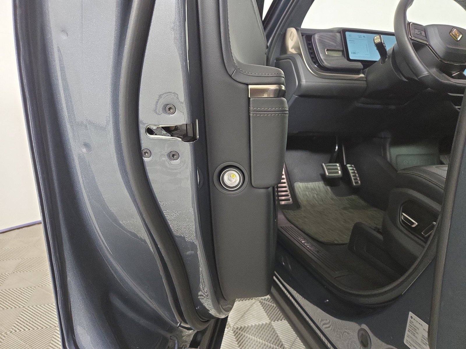 Used 2024 Rivian R1S Adventure AWD/4WD image 32