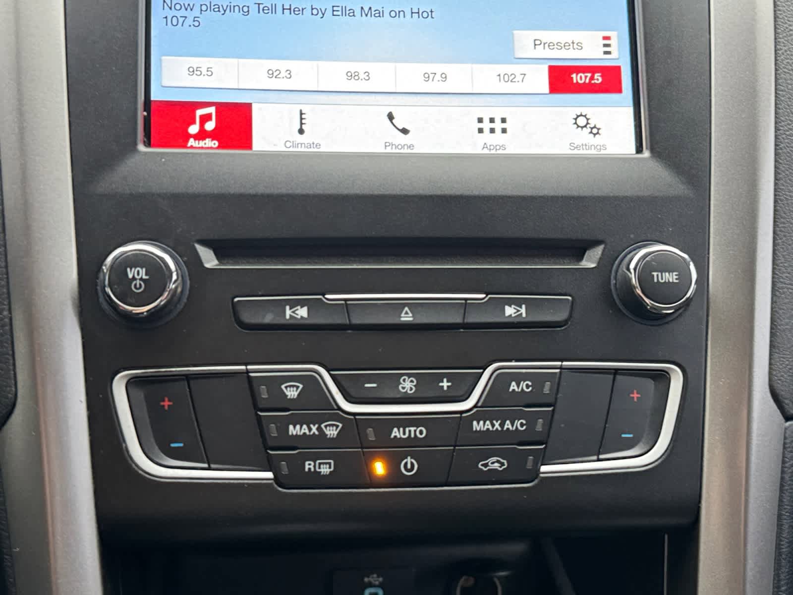 Used 2018 Ford Fusion SE w/ Fusion SE Technology Package FWD image 17